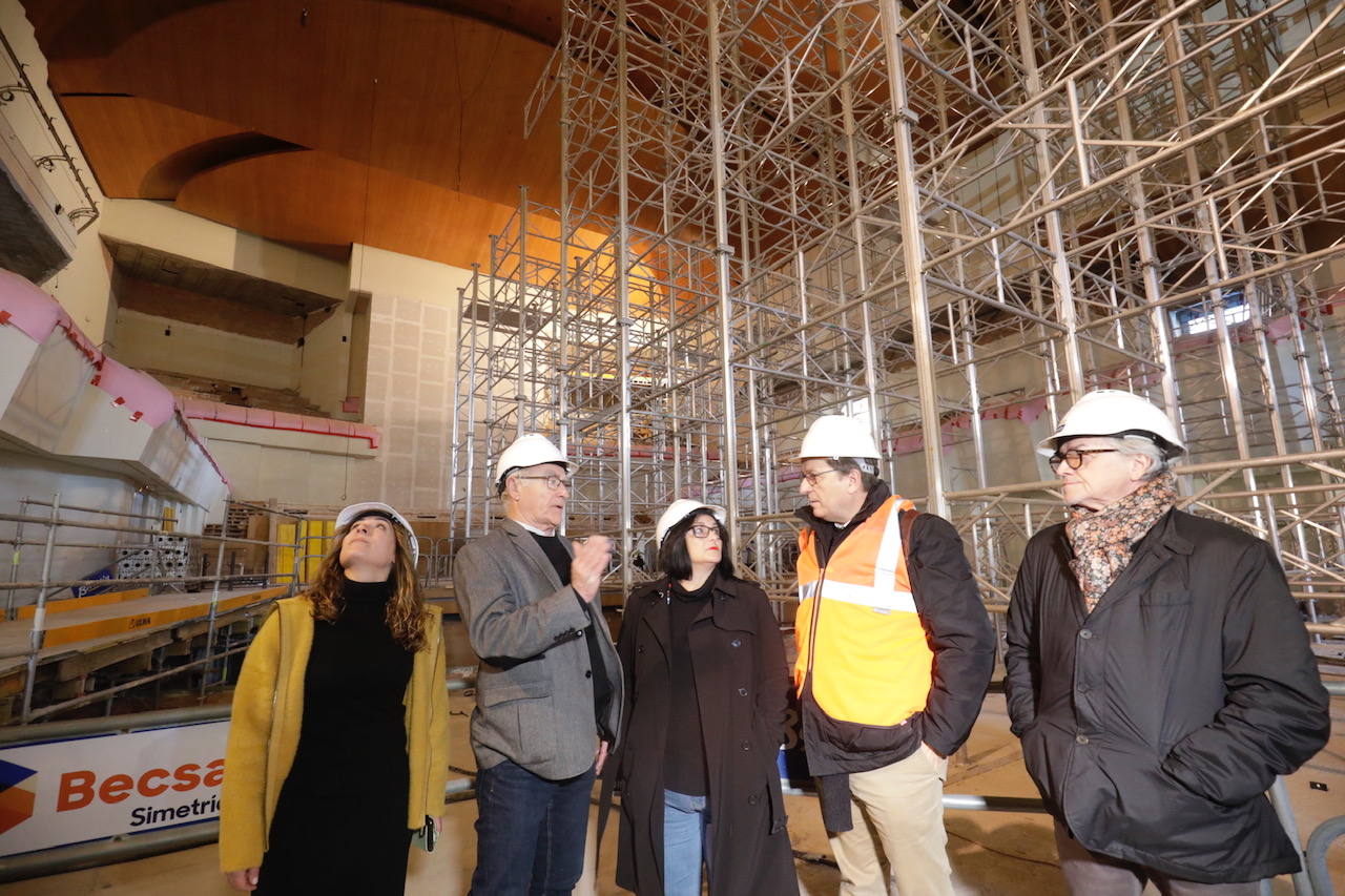 Fotos: Así está el Palau de la Música por dentro: andamios en las salas, hormigoneras en los pasillos y cúpula de cristal sin vidrio