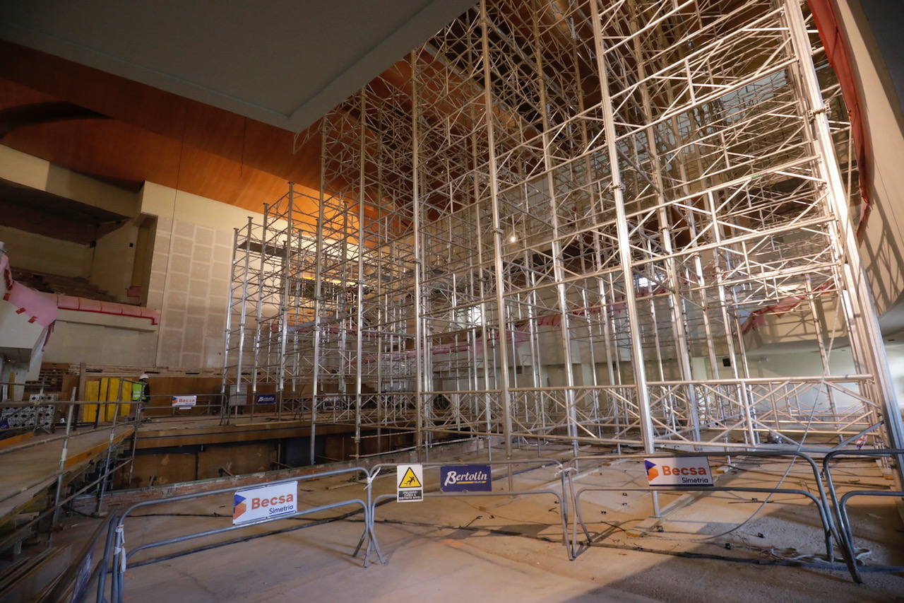 Fotos: Así está el Palau de la Música por dentro: andamios en las salas, hormigoneras en los pasillos y cúpula de cristal sin vidrio