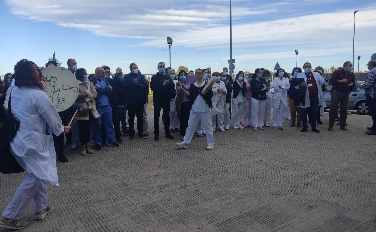 Trabajadores del hospital protestan tras la asamblea. 