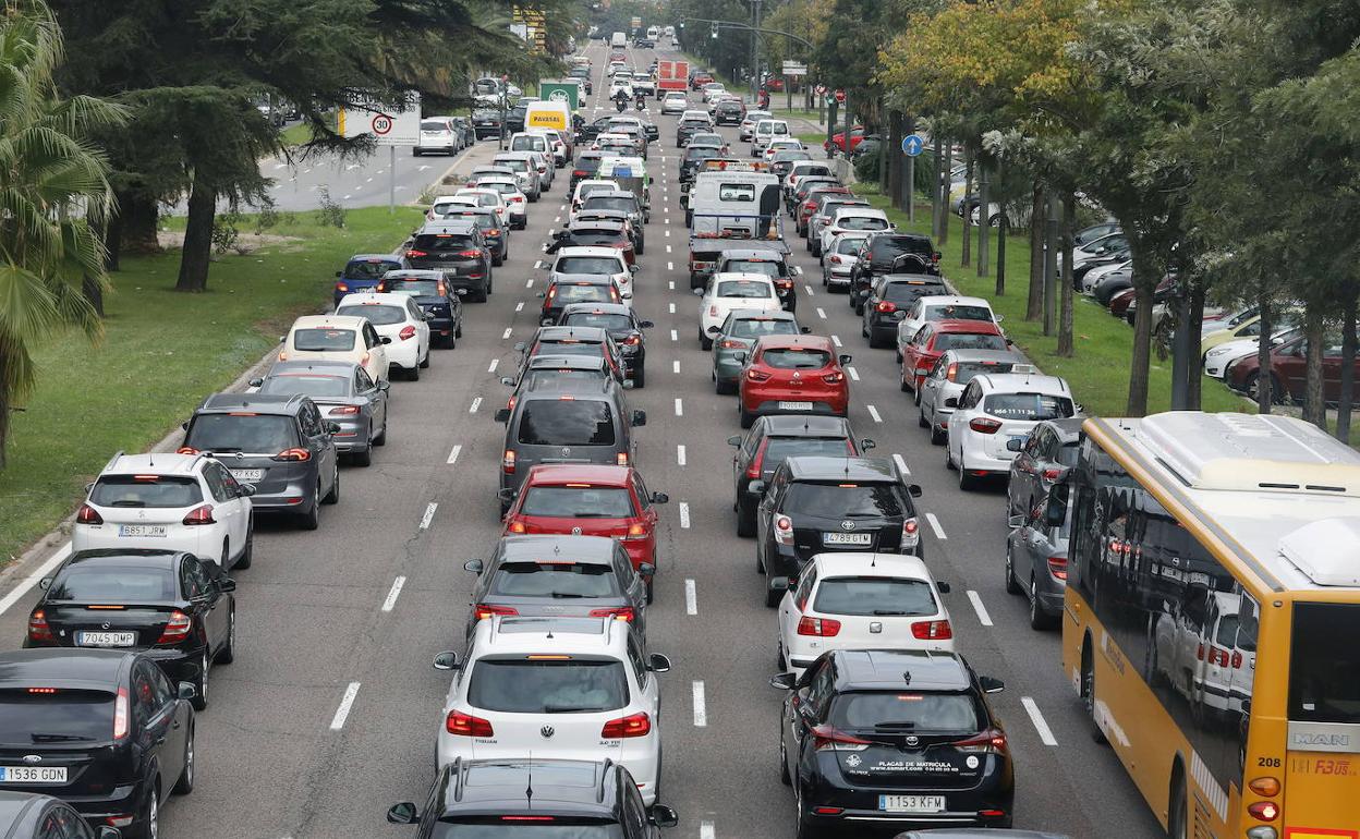 Tráfico en la avenida del Cid. 