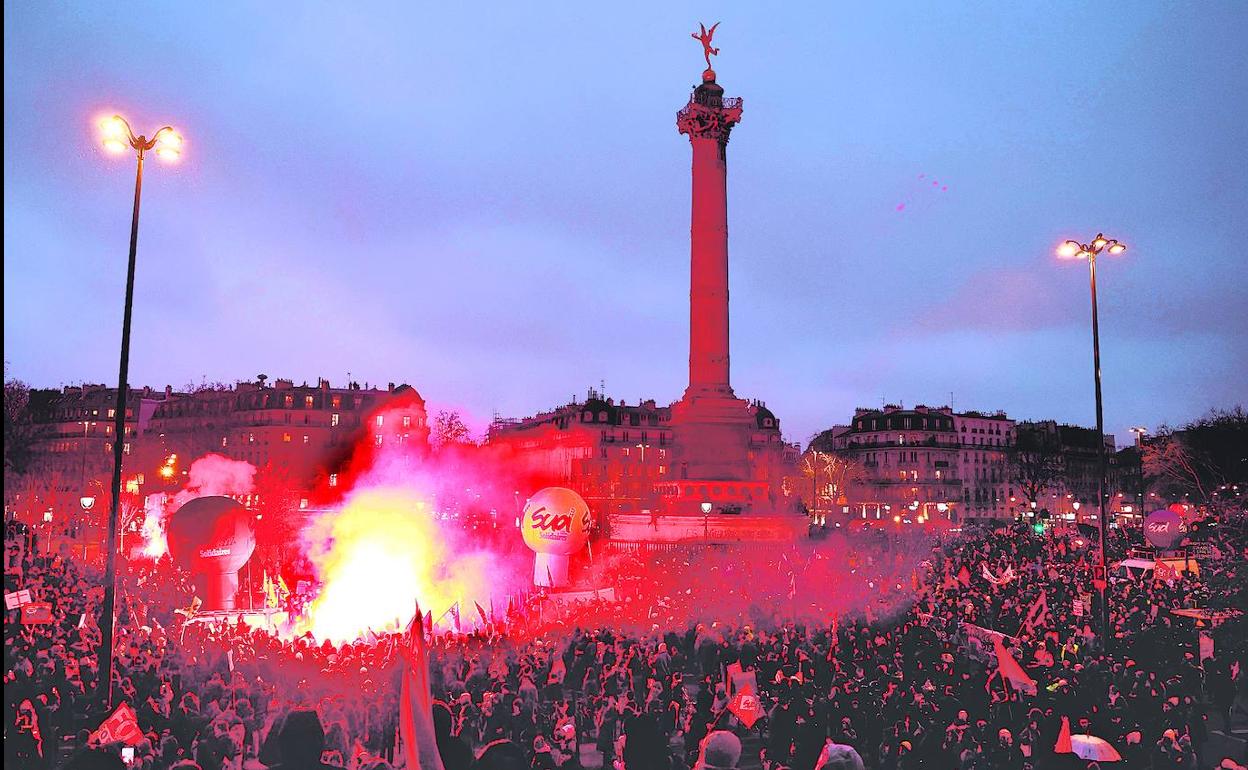 Miles de personas se concentran en la plaza de la Bastilla de París tras la finalización de la marcha celebrada en la capital francesa. 