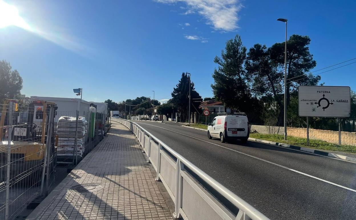 El inicio de las obras del futuro bulevar en la carretera de Pla del Pou de Paterna. 