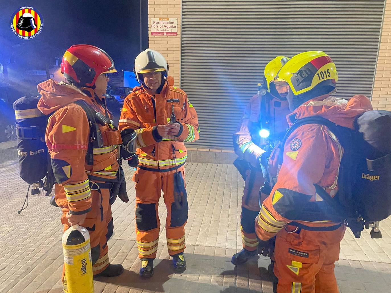 Fotos: Un incendio en un garaje de Alaquàs quema seis vehículos y provoca evacuaciones