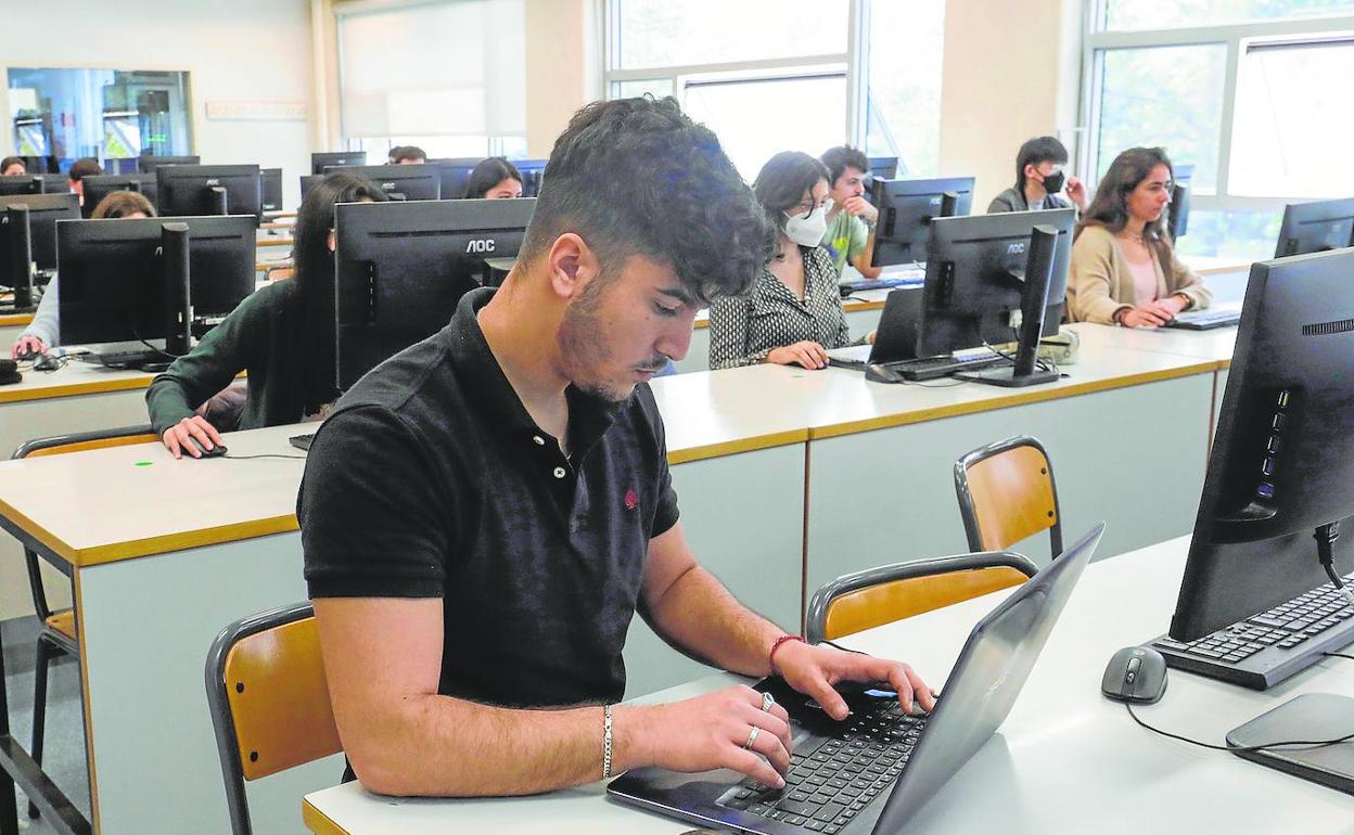 Alumnos de la Universitat Politècnica de València en una clase, el pasado abril. 