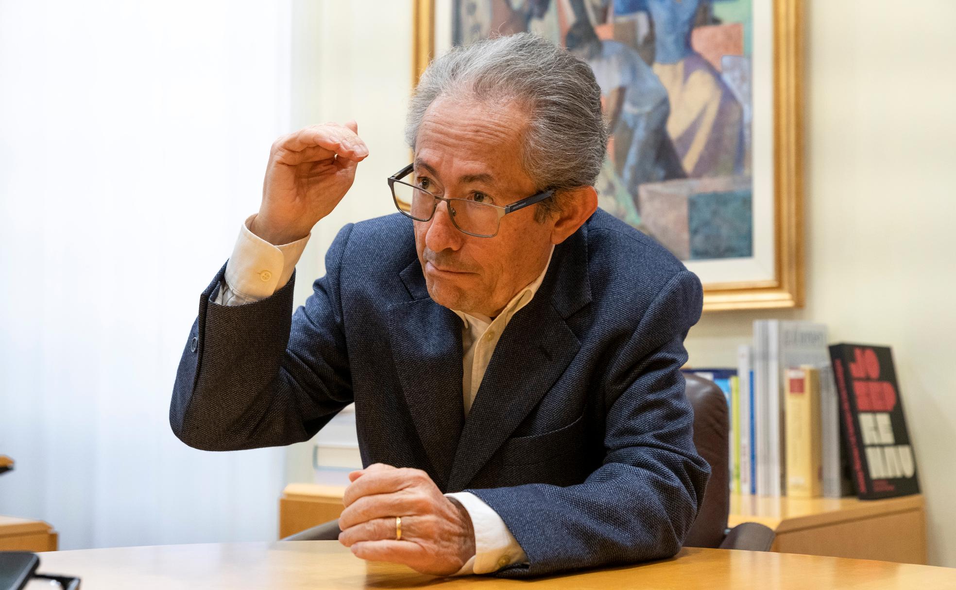 Ángel Luna durante la entrevista en su despacho en la sede de la Sindicatura de Greuges.