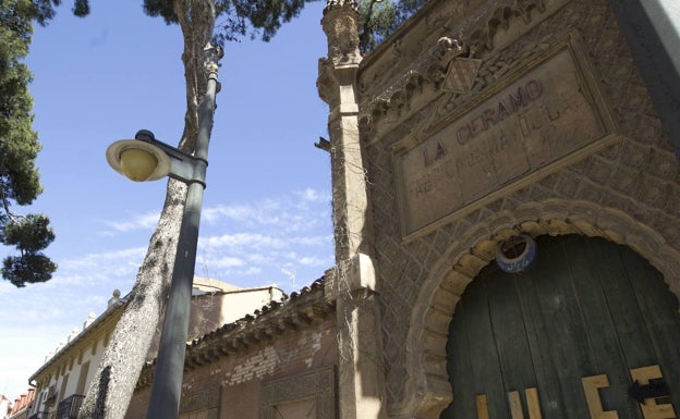 Exterior de la antigua fábrica la Ceramo. 