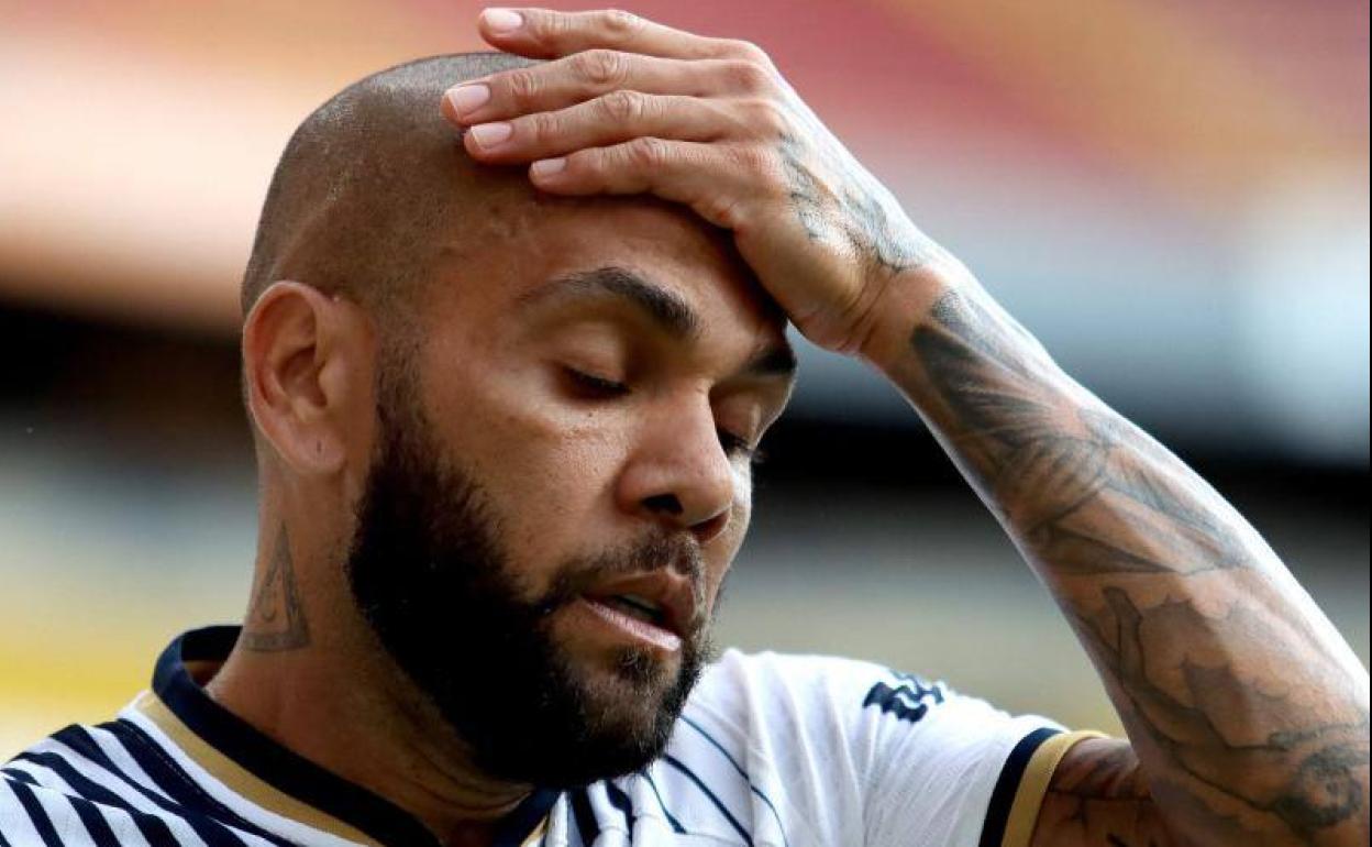 Dani Alves, en un partido con el Pumas.