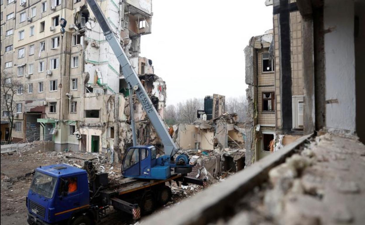 Un bloque de apartamentos queda destruido en Dnipró tras un ataque ruso con misiles.