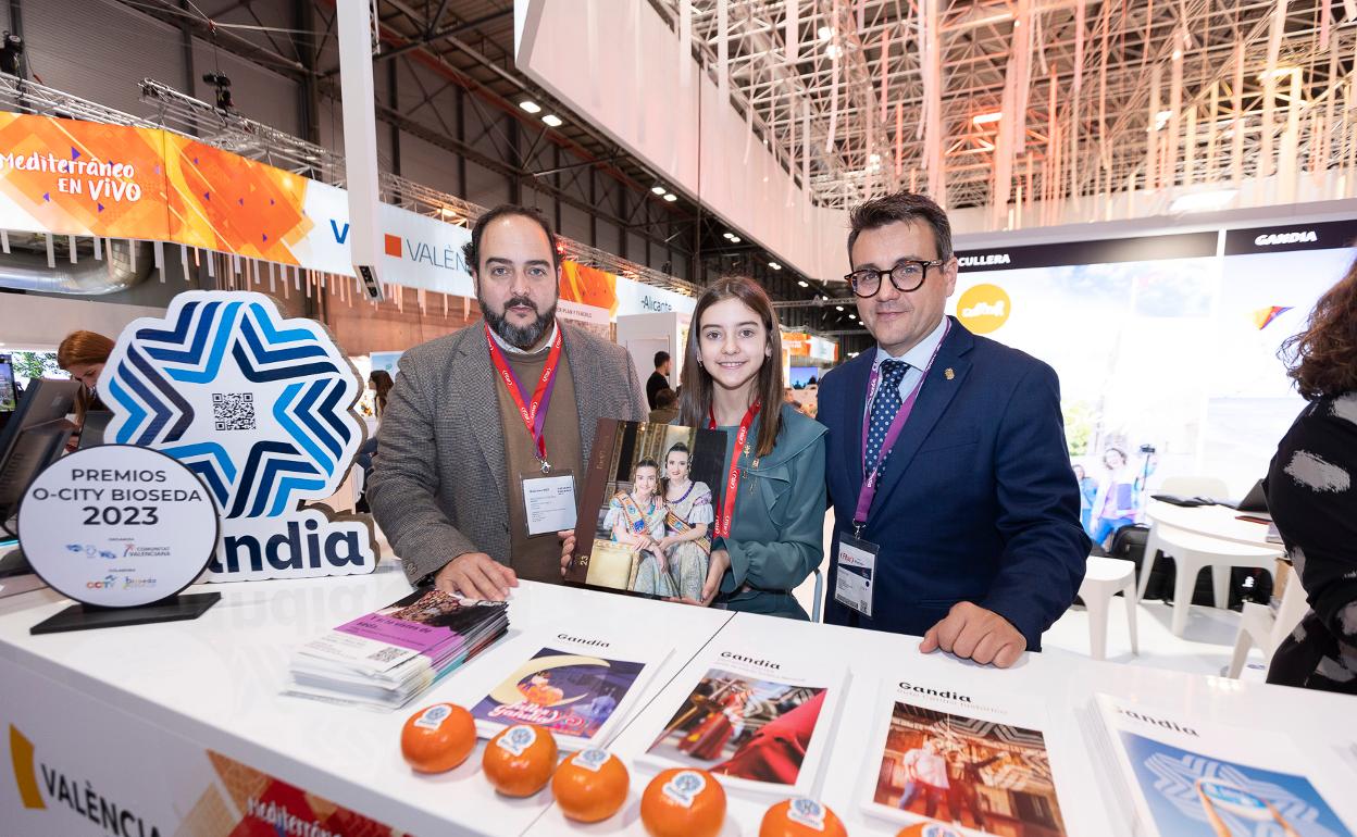 Representantes de las Fallas de Gandia en Fitur. 