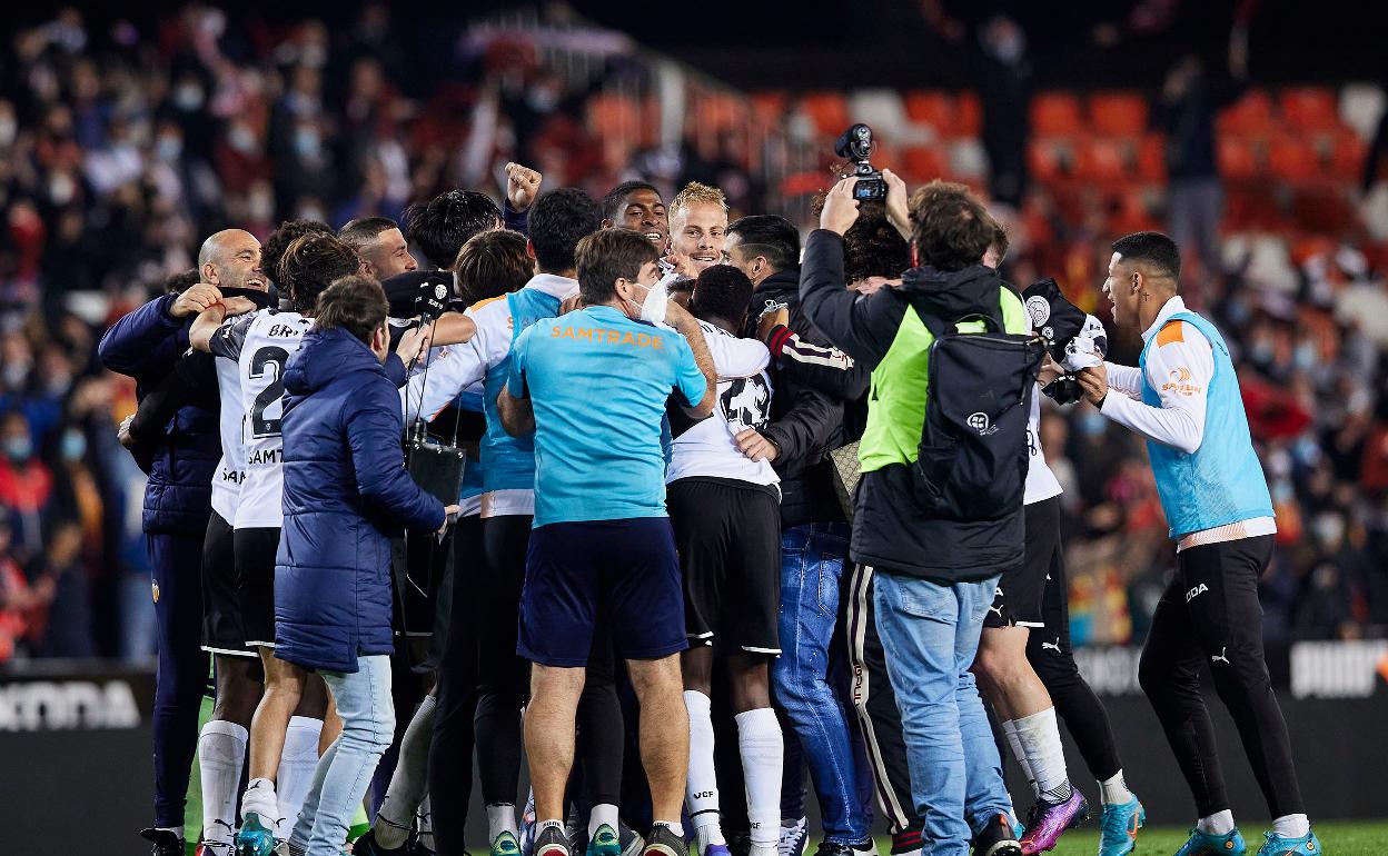 Los jugadores del Valencia se abrazan tras eliminar el año pasado al Athletic en la semifinal de Copa. 