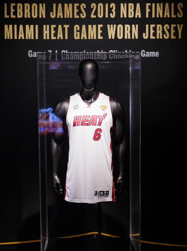 Camiseta usada por LeBron James en la victoria de la final de la NBA de 2013 con el Miami Heat. Valor estimado: de 3.000.000 a 5.000.000 millones de dólares.