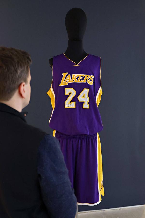 Camiseta y pantalón de Kobe Bryant (y firmados por él), de la temporada 2014-2015 de Los Angeles Lakers. Valor estimado: de 150.000 a 250.000 dólares.