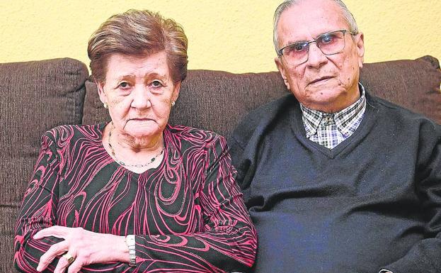 Segundo y María, unidos desde 1968, en su casa de Valencia. 