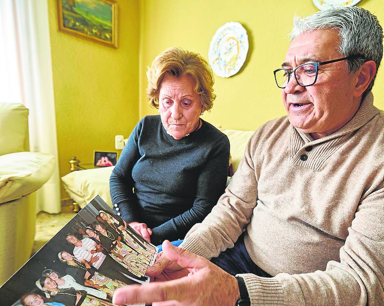 Paquita, viuda del primo del cantante, y Fernando, sobrino, revisan fotos familiares.