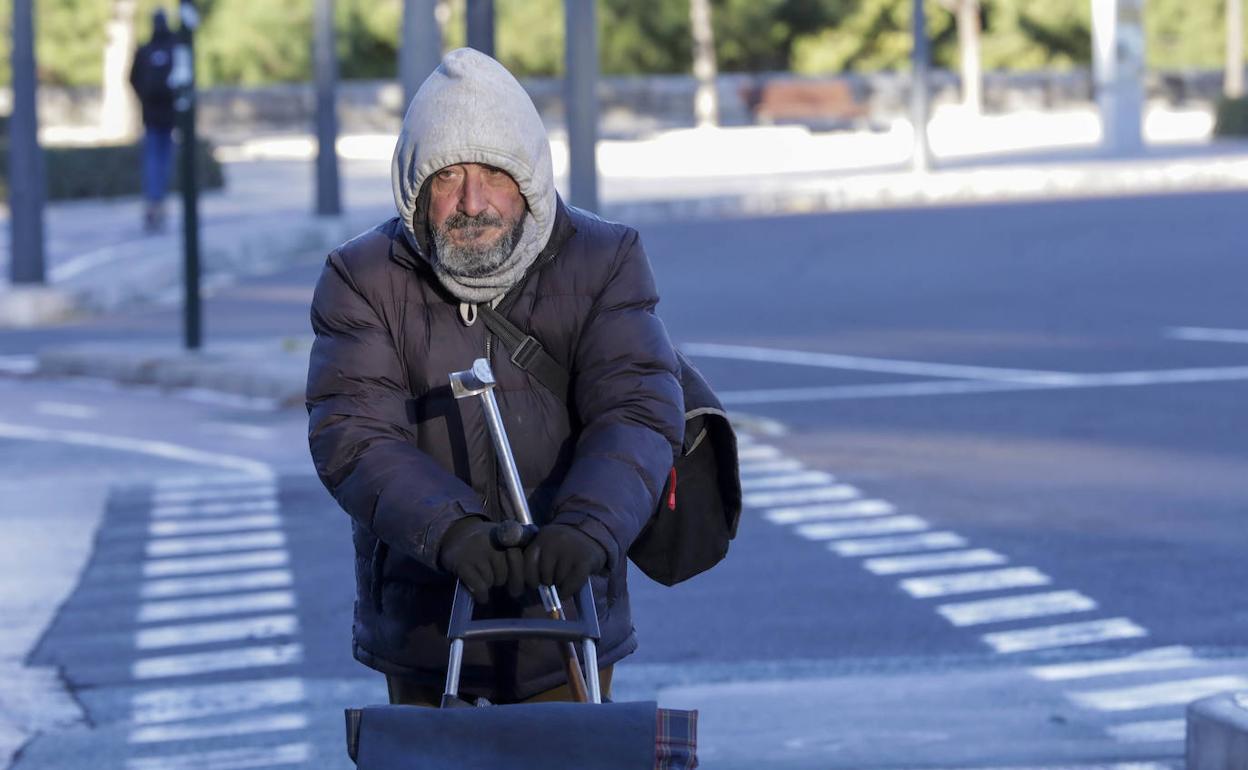 Un viandante se protege del frío esta semana en Valencia. 