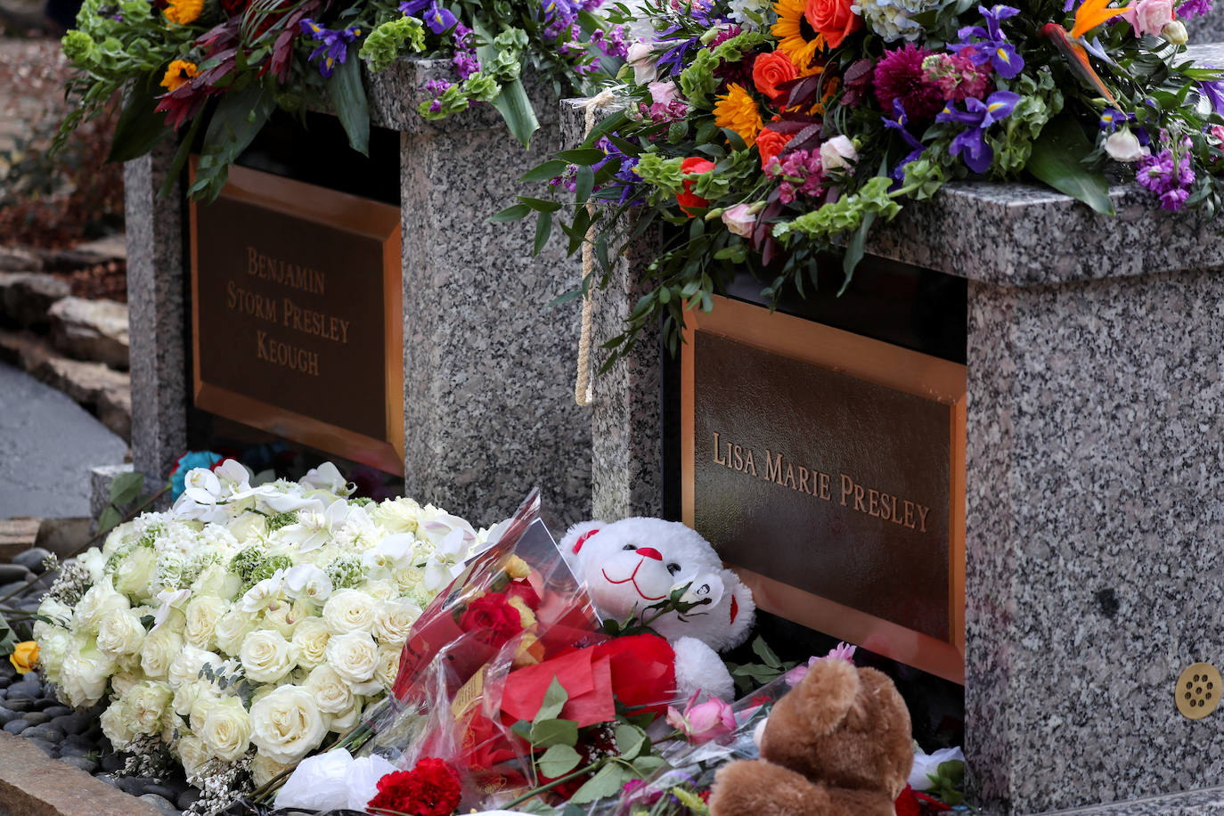 Elvis Presley | El último adiós a Lisa Marie Presley: ya descansa junto a  su padre en Graceland | Las Provincias