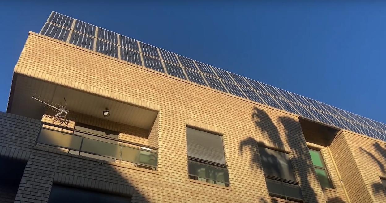 Un edificio con placas solares. 