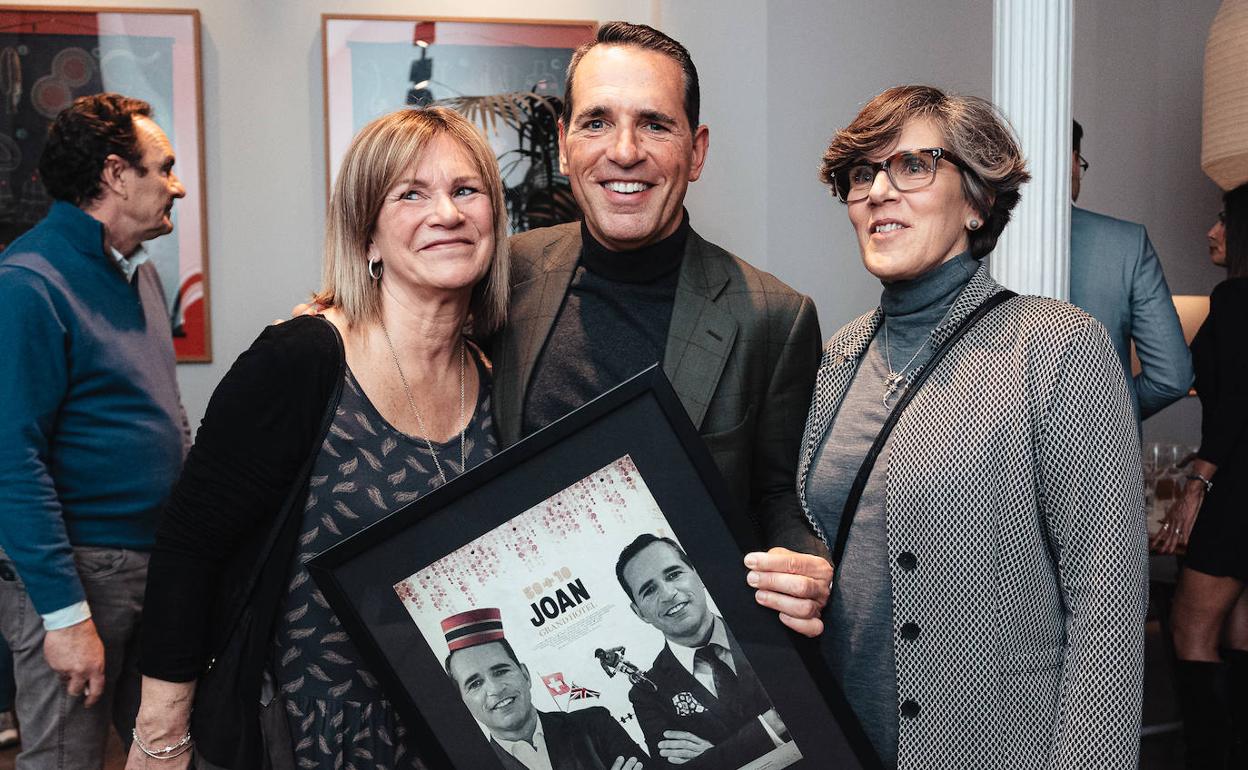 Joan Soldevila junto a sus hermanas Marta y Gemma, en la fiesta de cumpleaños.