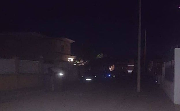 Imagen principal - La calle Ponent por la noche, sin iluminación. 