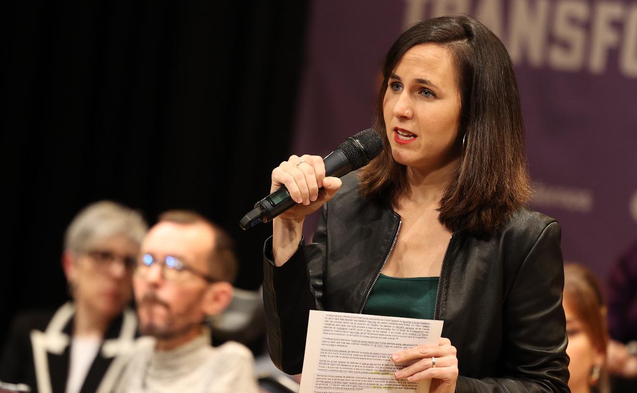 La líder de Podemos y ministra de Asuntos Sociales, Ione Belarra, en el acto en el que cargó contra Juan Roig. 