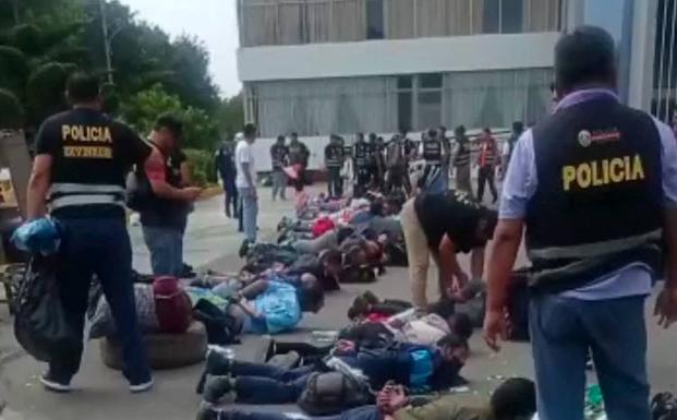 Las personas que estaban en el campus de la Universidad Nacional Mayor de San Marcos en Lima siendo detenidos por la Policía