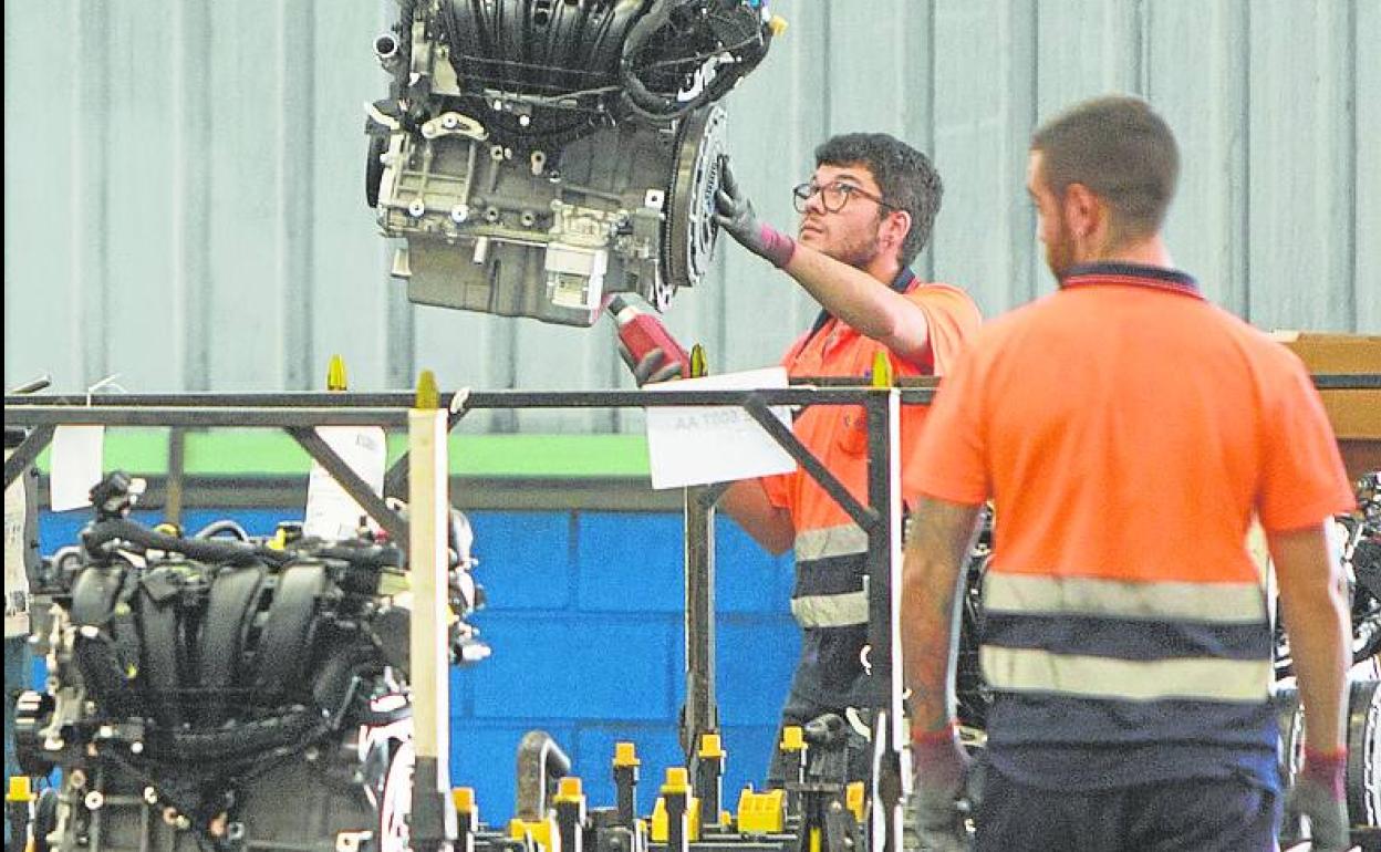 Dos trabajadores de Ford en Almussafes. 