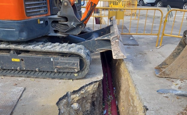 Imagen principal - Imágenes de máquinas trabajando en la plaza País Valencià de Oliva. 