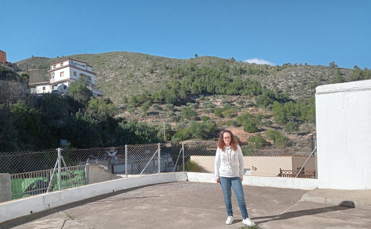 Raquel Pérez, en su casa de Millares con la sierra al fondo. 