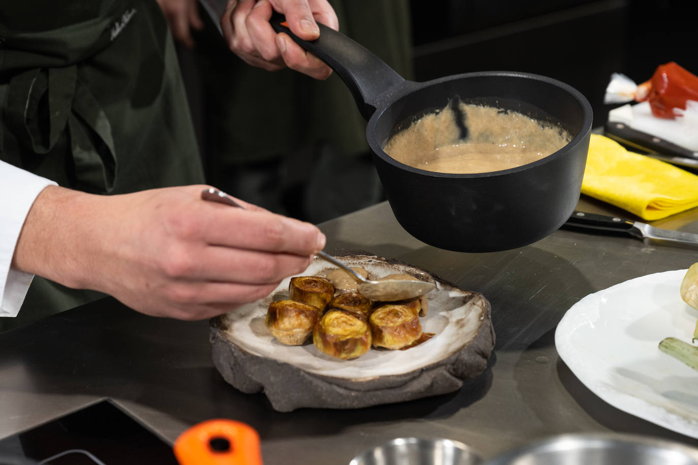 Y agrega: "Las partes de algunos ingredientes que no se cocina en un sitio, se llevan a otro para hacer: un plato, un cóctel, una bebida, una salsa...".