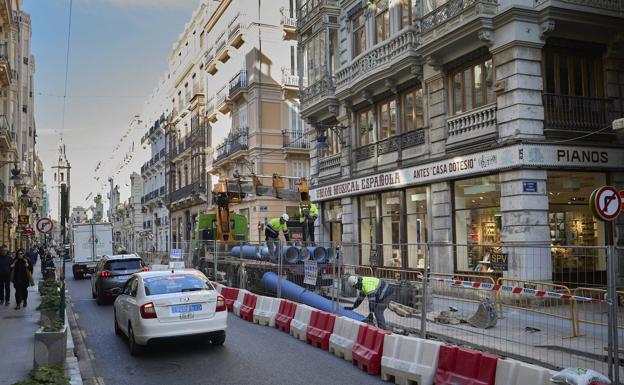 Imagen principal - Zona en obras de la calle de la Paz, con un solo carril para la circulación.