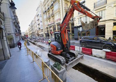 Imagen secundaria 1 - Zona en obras de la calle de la Paz, con un solo carril para la circulación.