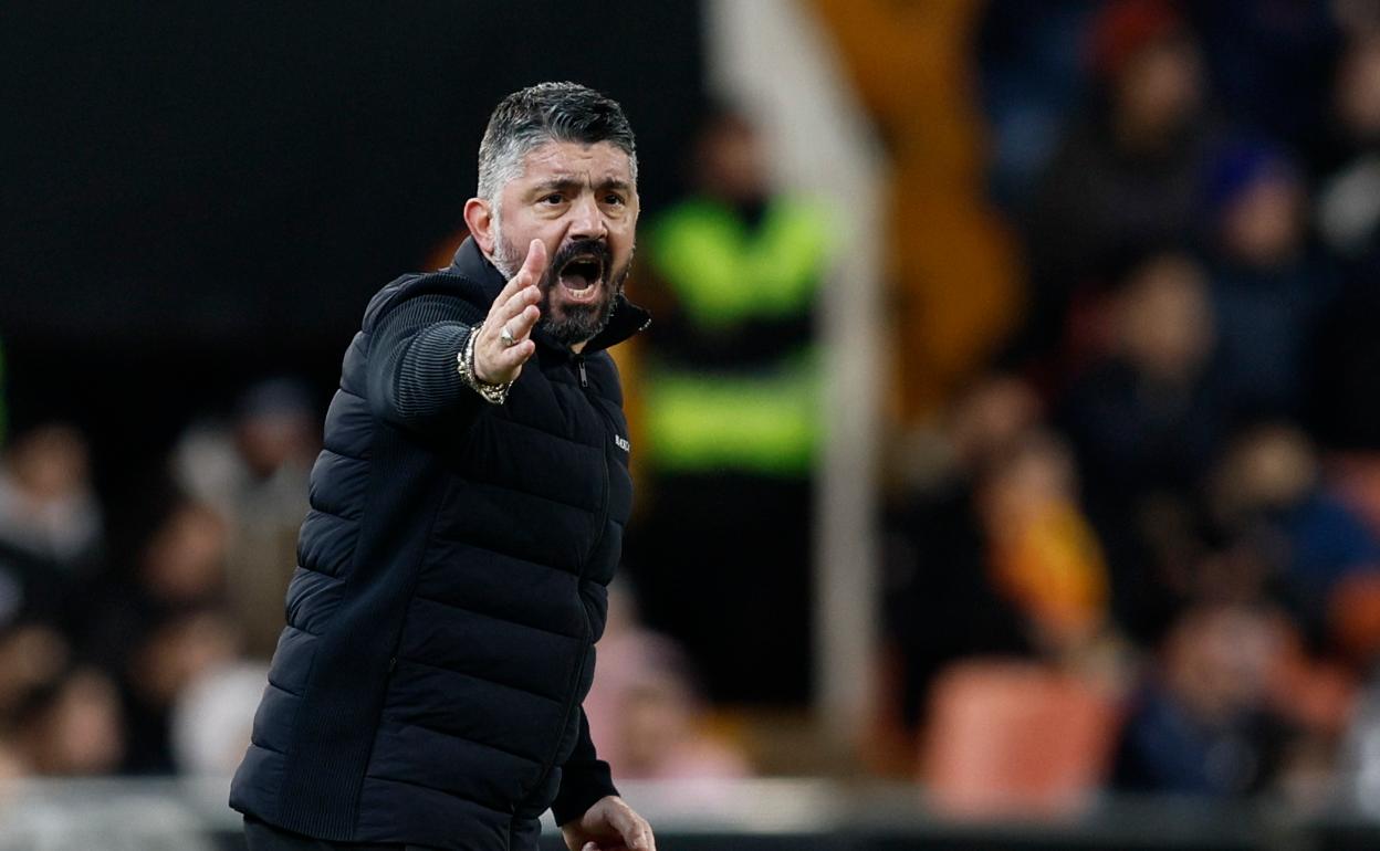 Gattuso dando instrucciones en la banda de Mestalla. 