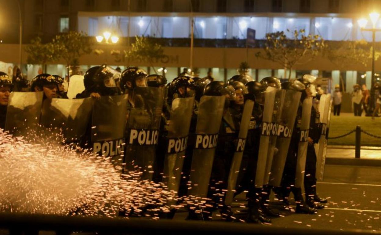 Fuerte despliegue policial en las protestas de Perú. 