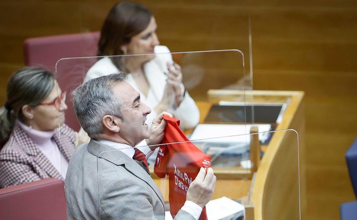 Barrachina, del PP, muestra la camiseta promocional de la campaña de Puig que la UCO vincula con Azud. 