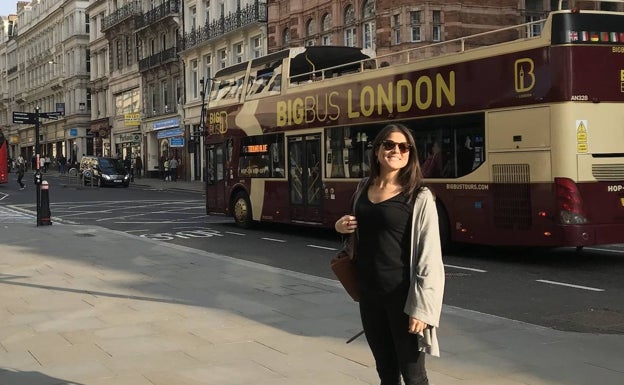 Imagen principal - Arriba, el primer día de Elena en Londres. A la izquierda, con su novio Rowan tomando un brunch, uno de sus planes preferidos los fines de semana. A la derecha, el día que le pidió matrimonio en la playa de la Patacona.