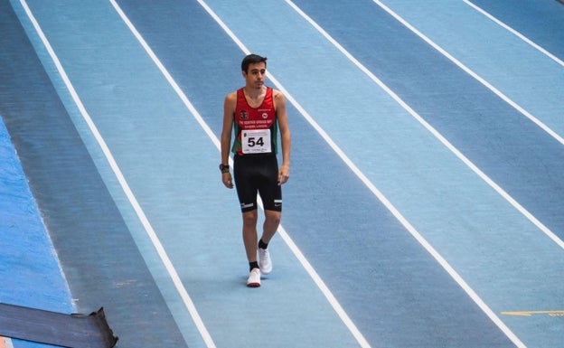 Nacho Pali, atleta en la pista tras finalizar una carrera. 