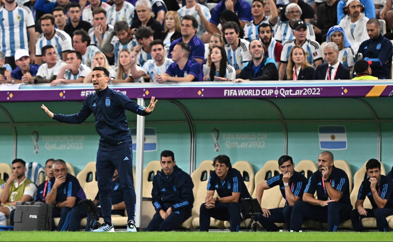 Lionel Scaloni (de pie) y Pablo Aimar (sentado a la derecha), durante el Mundial de Catar.