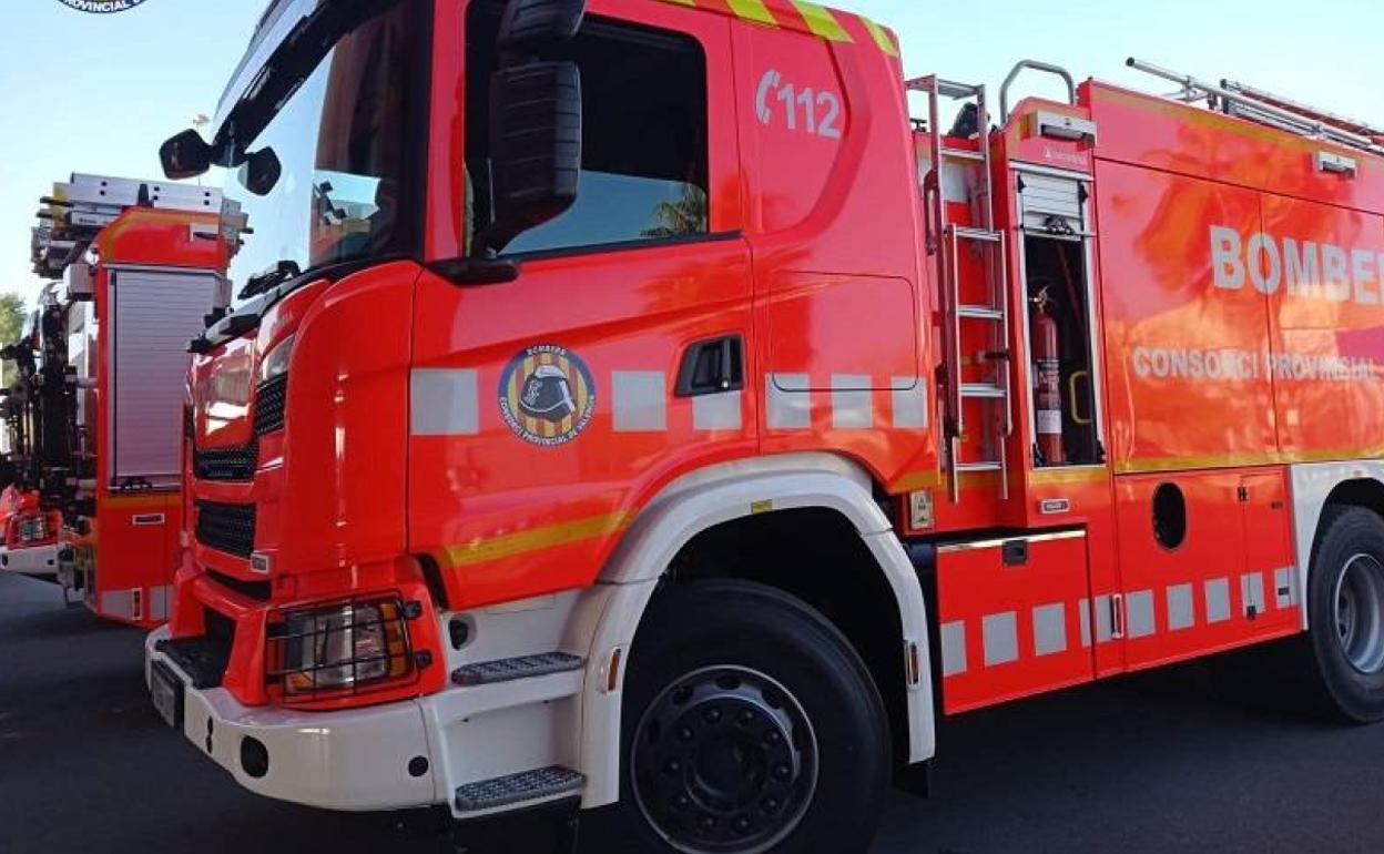 Un camión de bomberos. 