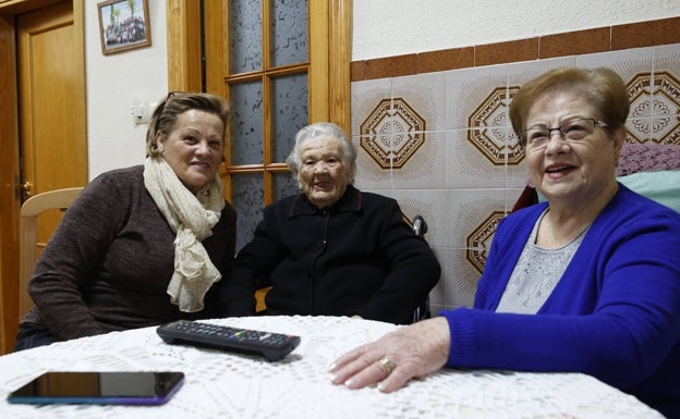 Consuelo Gimeno, entre dos de sus hijas. 