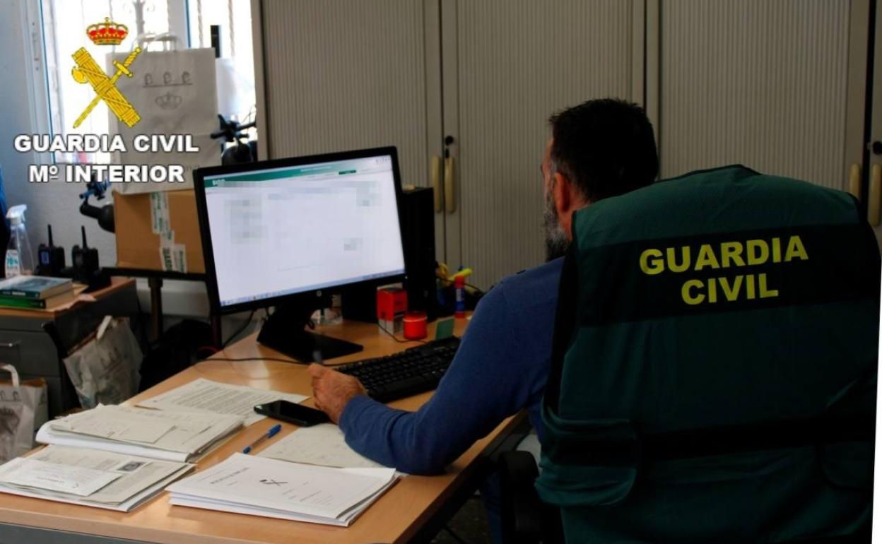 Un guardia civil revisa la documentación. 