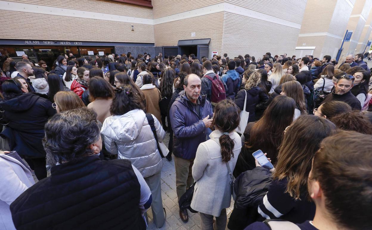 Aspirantes esperando para acceder a un aula. 