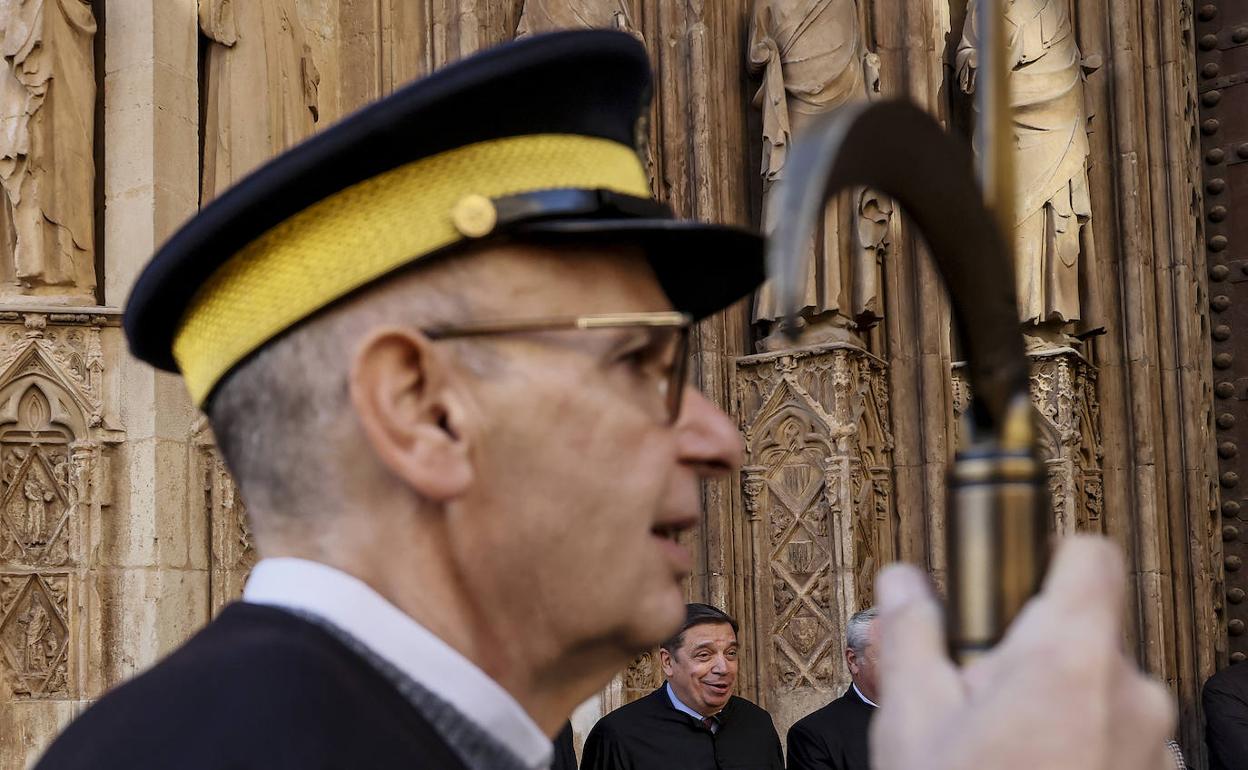 El ministro, en segundo plano, con el blusón del Tribunal de las Aguas. 