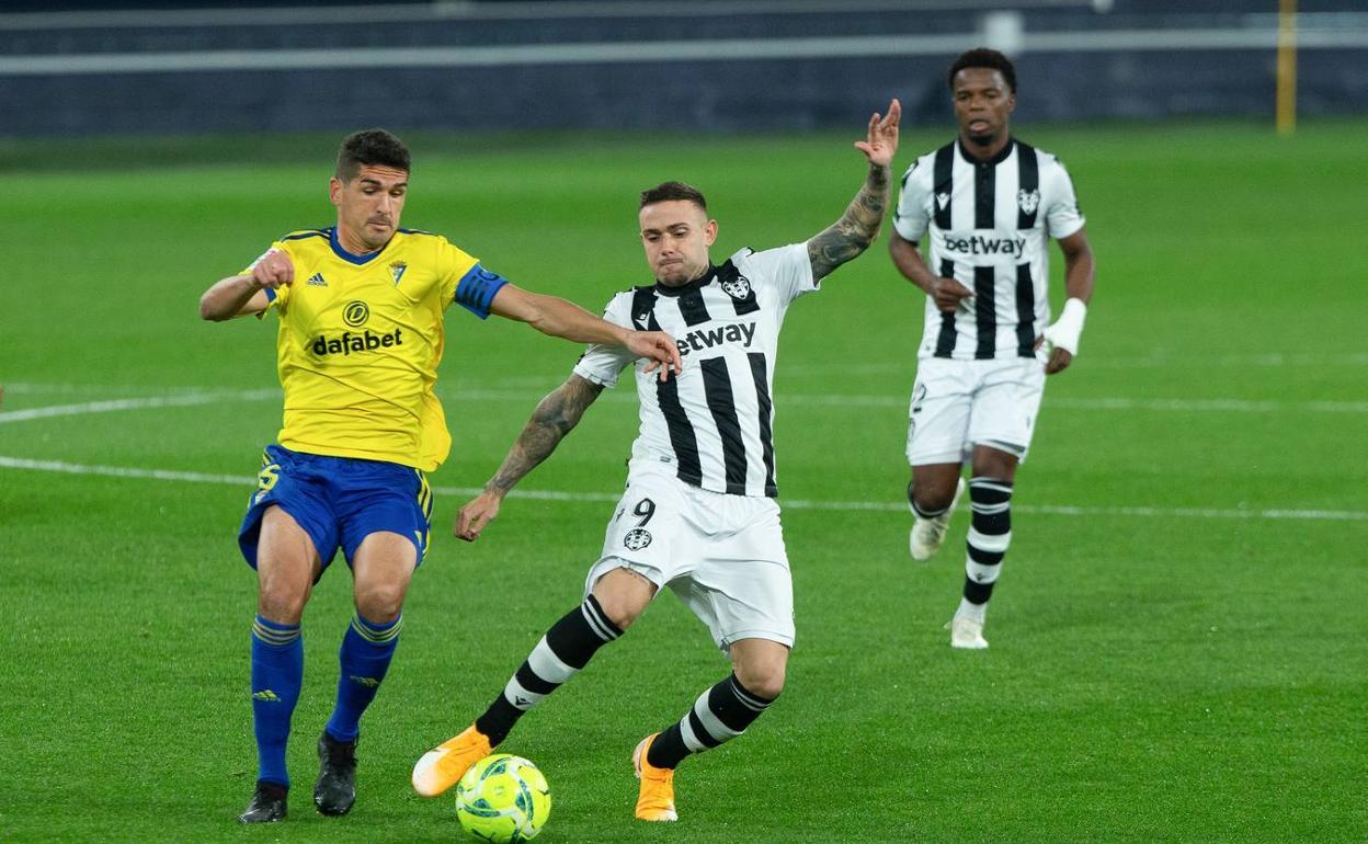 Roger Martí, durante un partido contra el Cádiz durante su etapa como levantinista. 