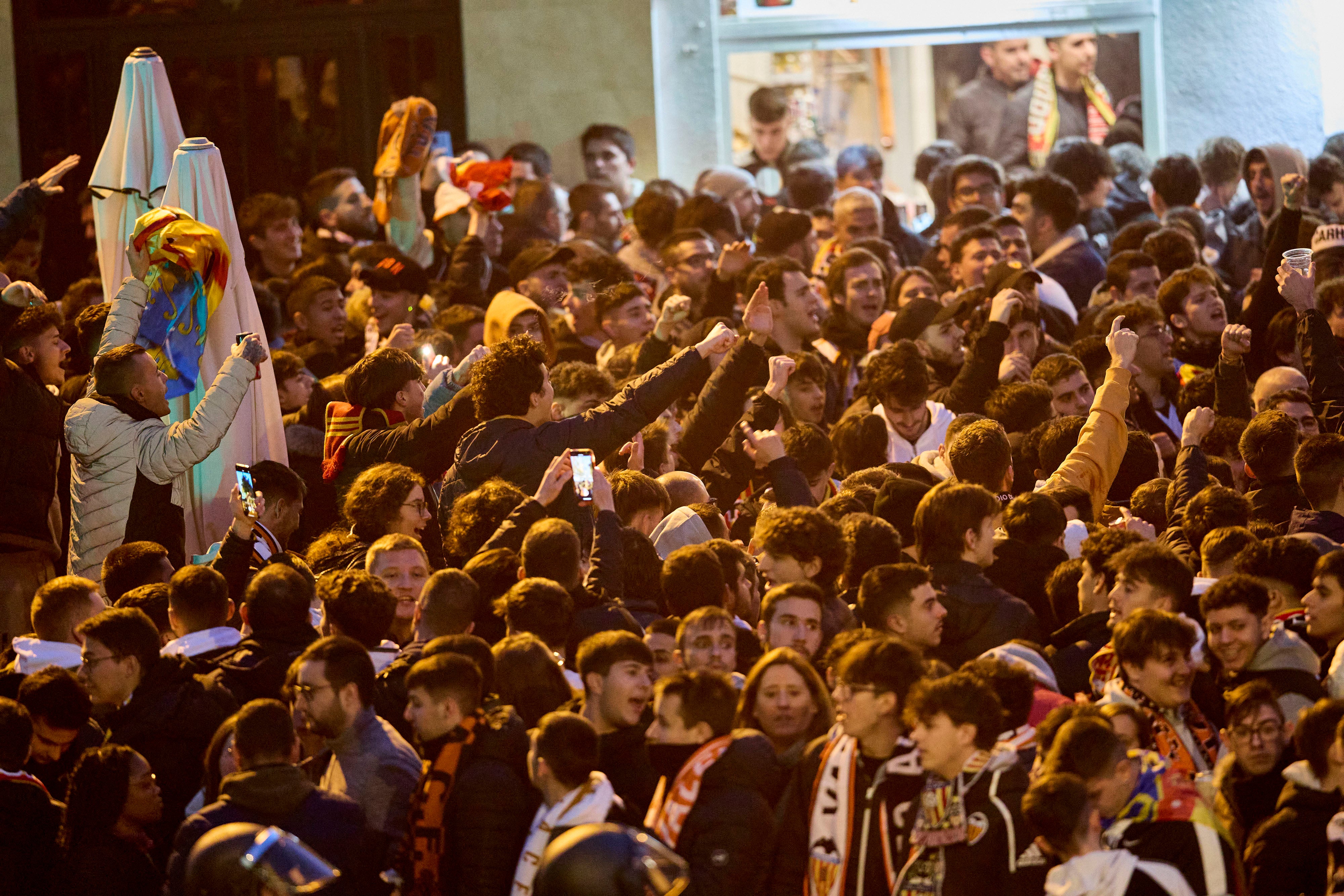 Miles de personas reciben al equipo en la previa del Valencia - Athletic en Mestalla.