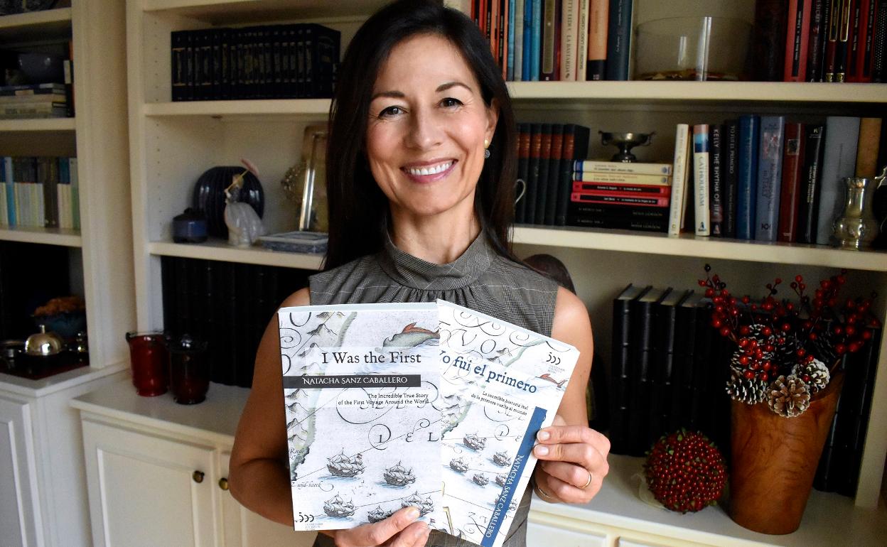 Natacha, con la novela que publicó y que los ministerios de Defensa y Cultura tradujeron al inglés. 