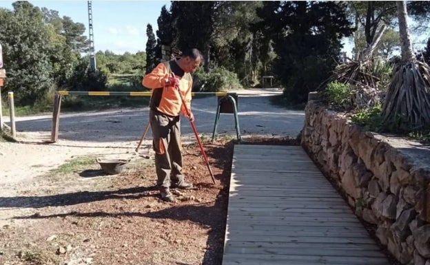 Operarios trabajando en el área recreativa de la zona. 