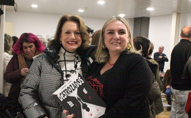 La autora, Isabel Ferrando, firmando libros tras la presentación. 