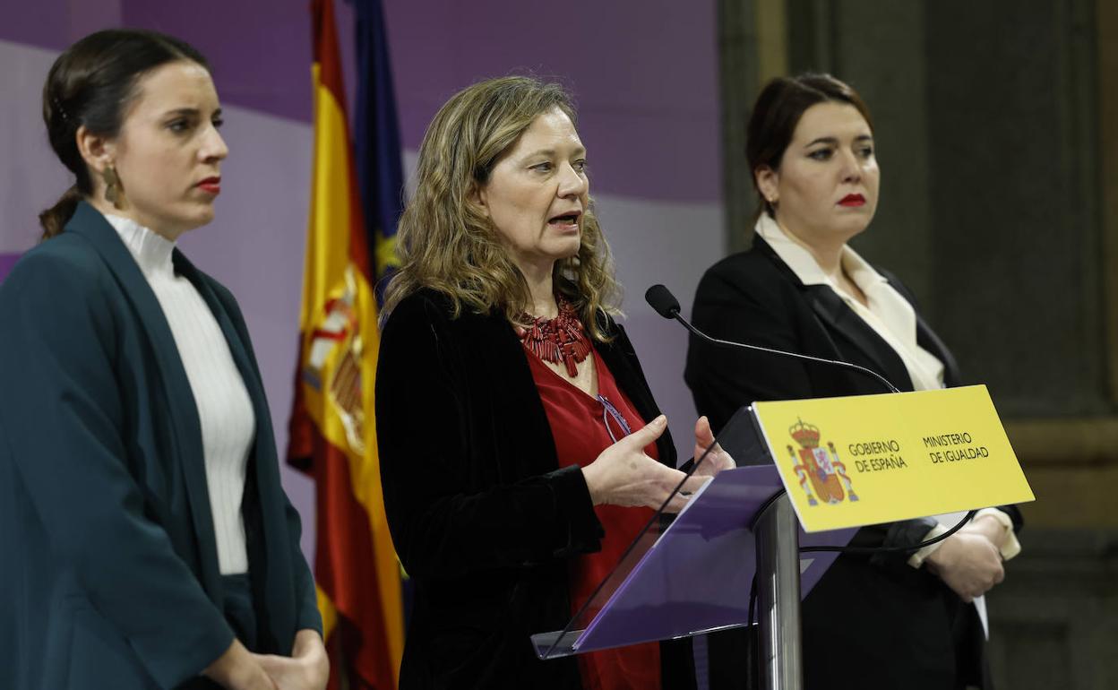 Irene Montero (izda.), Victoria Rosell y Ángela Rodríguez. / 