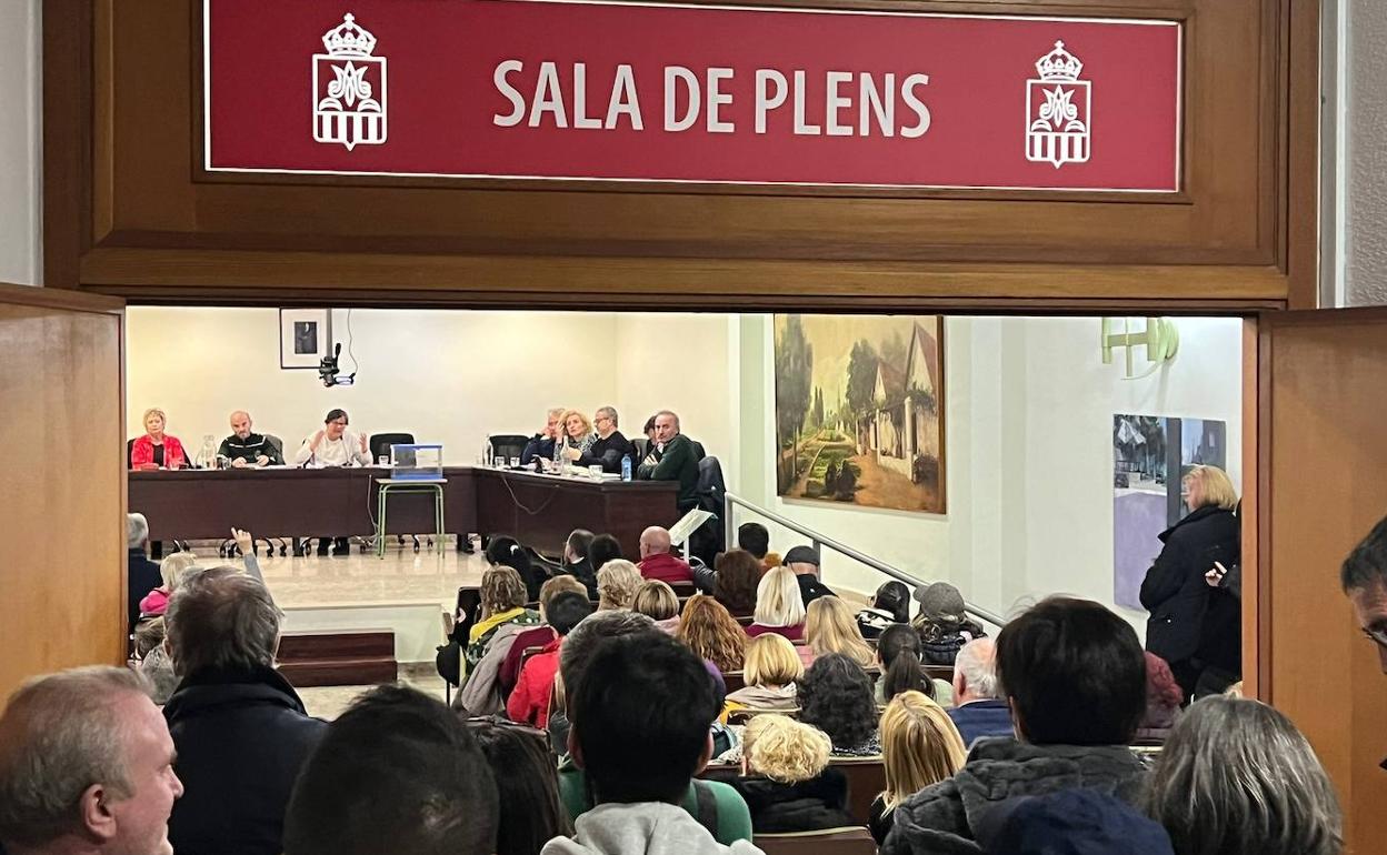 La protesta vecinal en el pleno. 