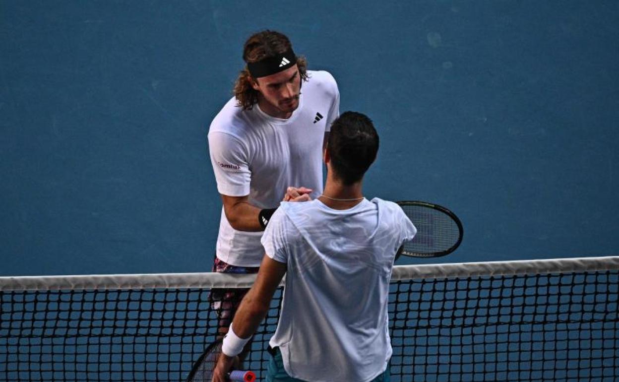 Stefanos Tsitsipas junto a Karen Kachanov tras finalizar el partido de hoy.